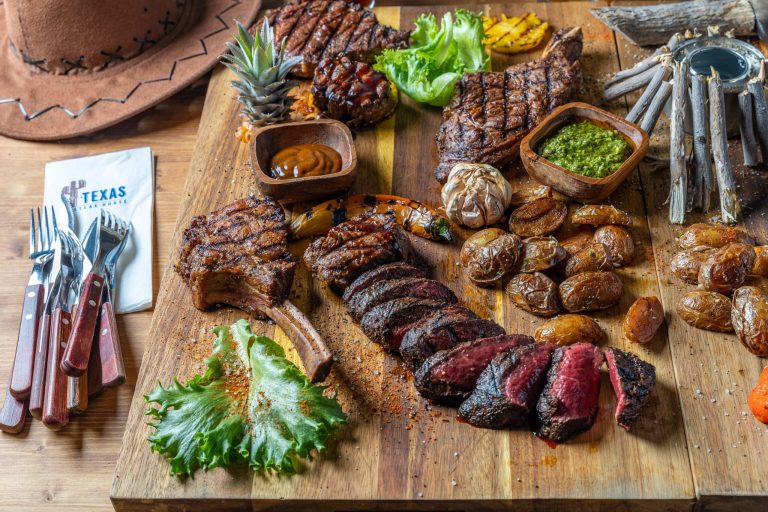 מבחר סטייקים בסגנון אוכל מושחת טקסס סטייק האוס | Texas Steak House